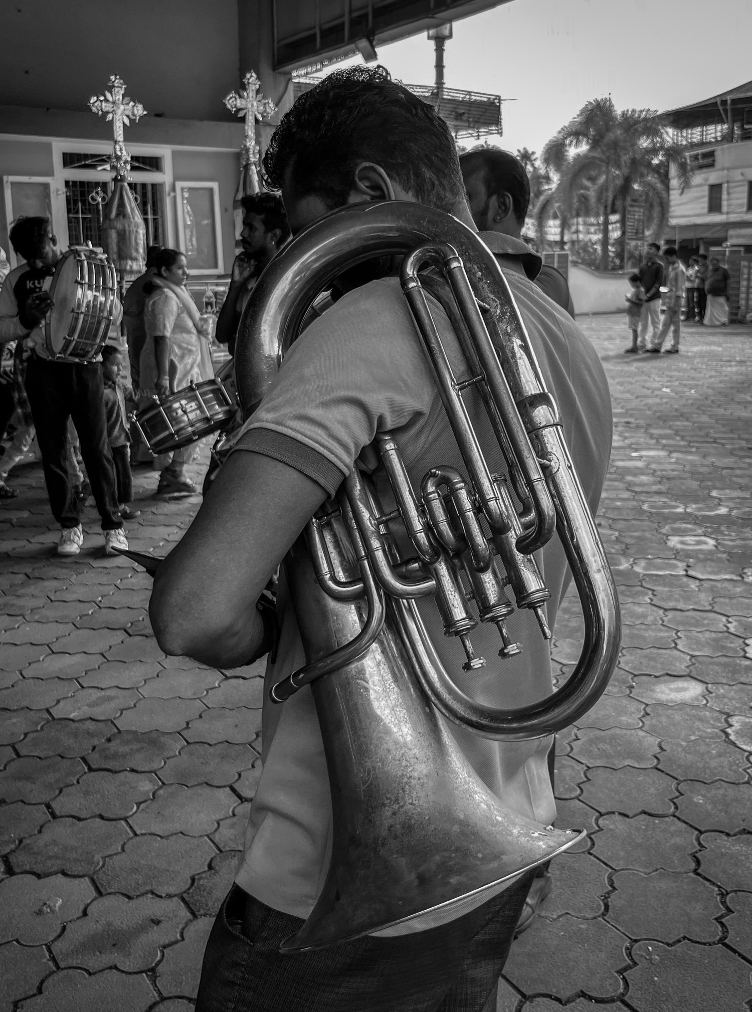 The band arrives